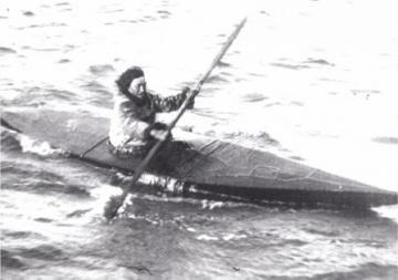 Nanouk l'esquimau en canoe kayak 